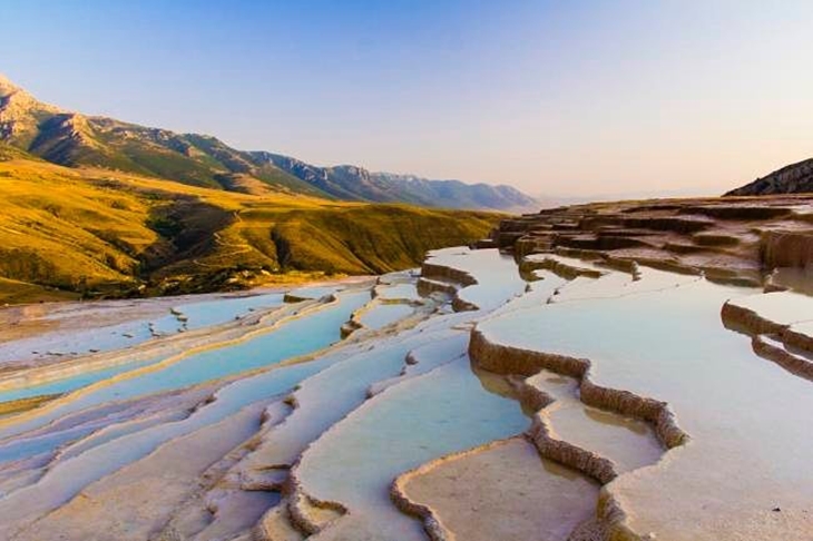 Badab-e Surt merupakan bukit terasering alami yang terletak di Mazandaran, Iran utara. (Foto: instagram.com/katapora41)