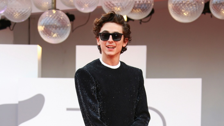 4 Fashion Terbaik di Red Carpet Venice Film Festival 2021 