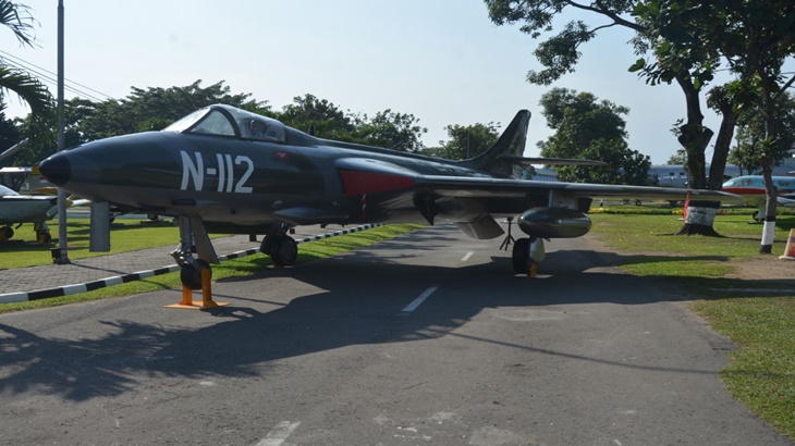 Pesawat F-4 Hawker Hunter