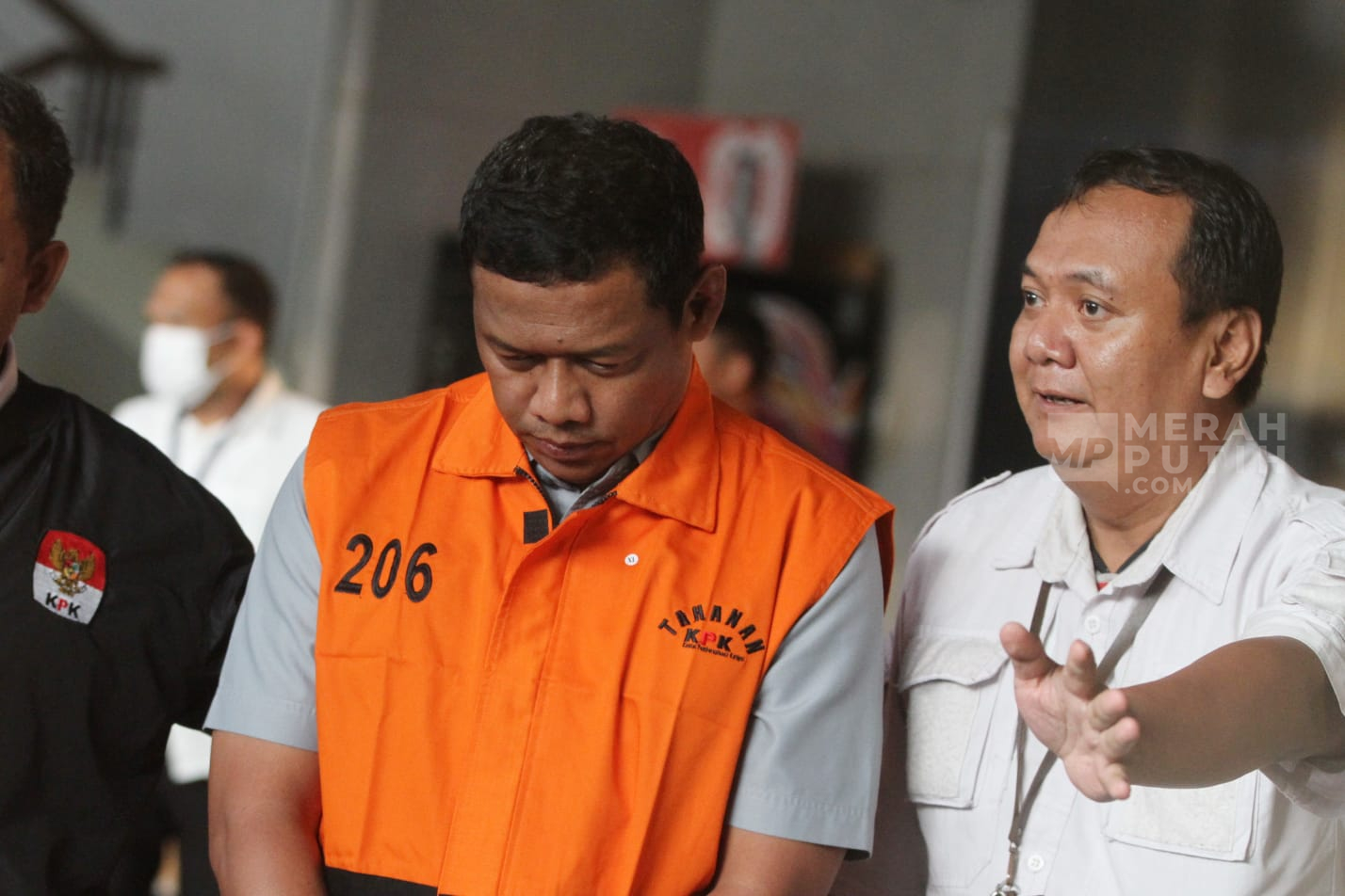 Momen KPK Tahan Lima Tersangka Kasus Dugaan Korupsi di Lingkungan BNPB