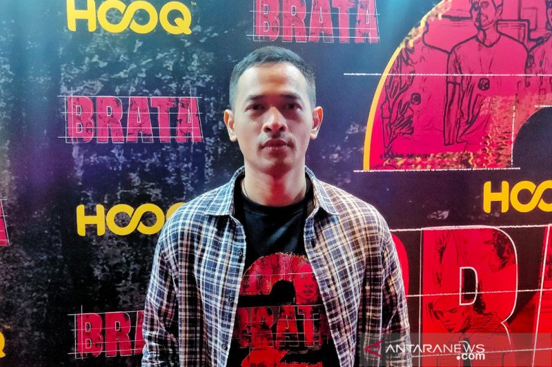 Aktor Oka Antara ditemui saat peluncuran serial "Brata" di Plaza Indonesia, Jakarta, Selasa (11/2) (ANTARA/Maria Cicilia Galuh)
