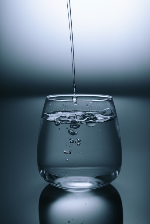 Air dingin memang nikmat untuk disantap, namun tidak sehat untuk tubuh. (Foto unsplash/KOBU Agency)