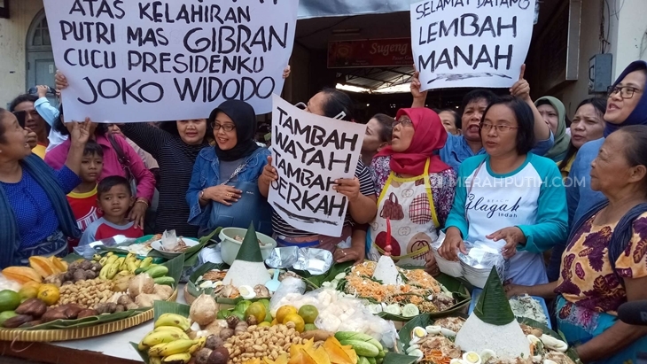 Cucu Ketiga Jokowi Lahir, Pedagang Pasar Gede Solo Syukuran Potong Tumpeng Gudangan