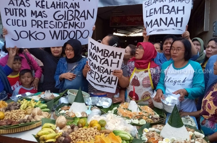 Cucu Ketiga Jokowi Lahir, Pedagang Pasar Gede Solo Syukuran Potong Tumpeng Gudangan