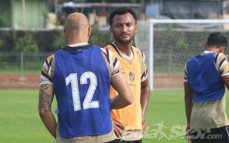Lucas Ramos dalam sesi latihan Dewa United FC. (BolaSkor.com/Putra Wijaya)