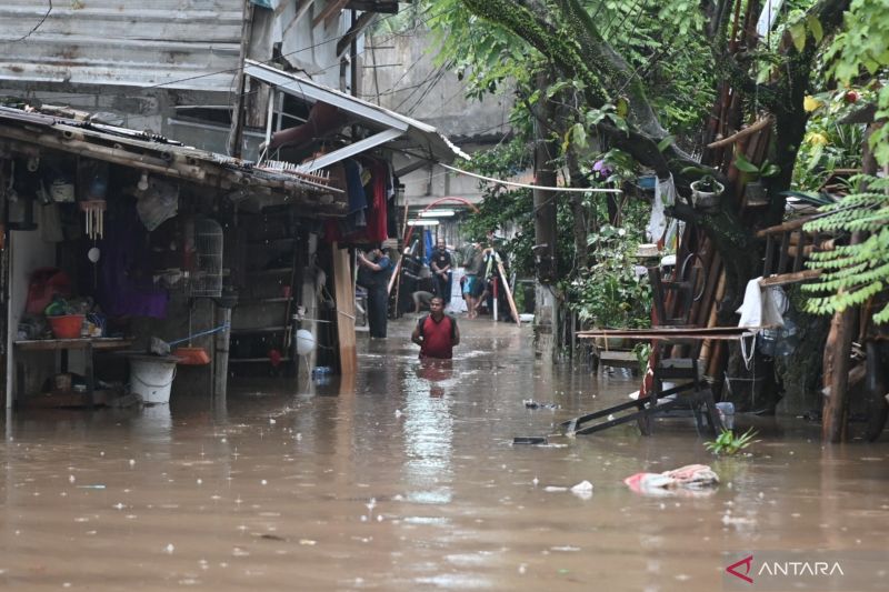 Cilandak Timur Terendam, BPBD Siaga Tempur Evakuasi Ratusan Jiwa di Jalan NIS