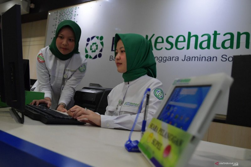 Petugas memasukkan data pelayanan di Kantor Pelayanan Kantor Badan Penyelenggara Jaminan Sosial (BPJS) Kesehatan Jakarta Pusat, Matraman, Jakarta, Senin (9/3/2020). Mahkamah Agung (MA) mengabulkan 'Judicial Review' Peraturan Presiden (Perpres) Nomor 75 Tahun 2019 tentang Jaminan Kesehatan, yakni dalam putusan tersebut MA membatalkan kenaikan iuran BPJS per 1 Januari 2020. ANTARA FOTO/M Risyal Hidayat/ama (ANTARA FOTO/M RISYAL HIDAYAT)