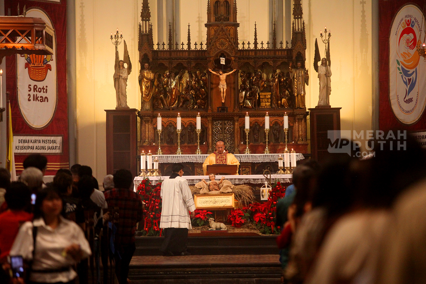 Khidmat Umat Katolik Ibadah Misa Malam Natal Gereja Katedral Jakarta