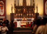Khidmat Umat Katolik Ibadah Misa Malam Natal Gereja Katedral Jakarta