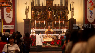 Khidmat Umat Katolik Ibadah Misa Malam Natal Gereja Katedral Jakarta