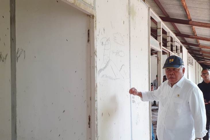Menteri Pekerjaan Umum dan Perumahan Rakyat Basuki Hadimuljono mencoba ketahanan bangunan rumah sakit di bekas Kamp Vietnam di Pulau Galang, Kota Batam, Kepri, Senin (9/3/2020). (FOTO ANTARA/Yuniati Jannatun Naim)