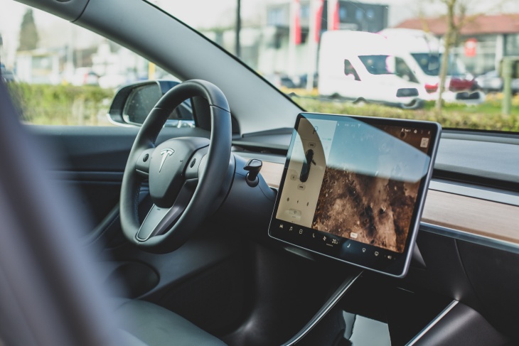 Tesla Tulis Ulang Software Kendaraannya Akibat Kelangkaan Chip