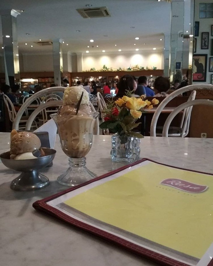 Sajian es krim dengan di Rasa Bakery & Kafe, Kota Bandung, Jawa Barat. (Foto: https://www.instagram.com/natalia.aditya.sari)