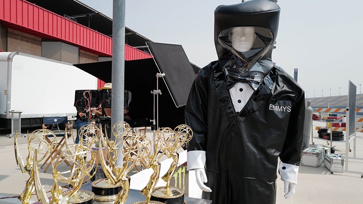 Presenter Emmy Awards 2020 Pakai APD Tuksedo