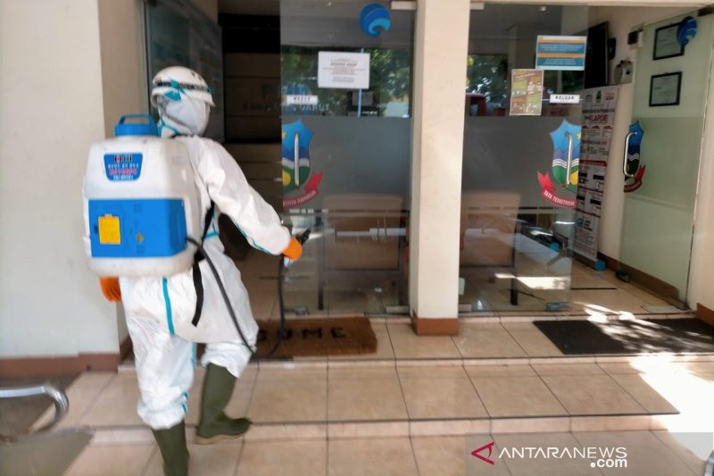 Disinfektan kantor. (Foto:Antara)