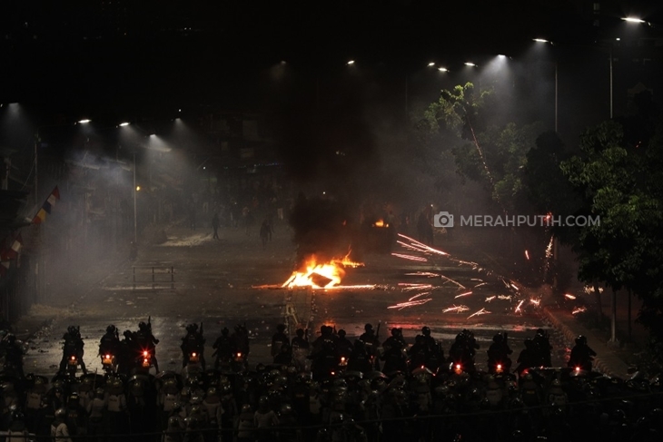 Aparat kepolisian terlibat bentrok saat membubarkan paksa massa aksi di jalan raya Pejompongan, Jakarta, Senin, (30/9). (Foto: MP/Rizki Fitrianto)