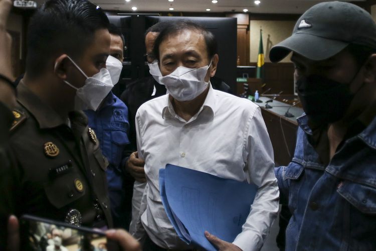 Terdakwa kasus dugaan tindak pidana korupsi dalam kegiatan usaha perkebunan kelapa sawit dan tindak pidana pencucian uang (TPPU) Surya Darmadi (tengah) berjalan meninggalkan ruangan usai menjalani sidang dakwaan di Pengadilan Tipikor, Jakarta, Kamis (8/9/2022). Pemilik PT Darmex Group/PT Duta Palma Surya Darmadi didakwa telah merugikan keuangan negara sebesar Rp4,7 triliun dan US$7.885.857,36 serta perekonomian negara sebesar Rp73,9 triliun terkait kasus dugaan tindak pidana korupsi dalam kegiatan usaha perkebunan kelapa sawit dan tindak pidana pencucian uang (TPPU). ANTARA FOTO/Rivan Awal Lingga