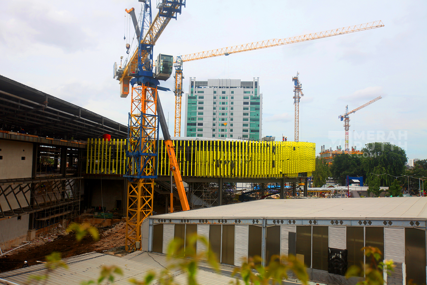 Aktivitas pekerja menyelesaikan proyek pengembangan Stasiun Tanah Abang di Jakarta, Jum'at (17/1/2025).