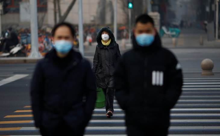 Penduduk memakai masker saat merebaknya wabah virus corona di China. REUTERS/Carlos Garcia Rawlins (REUTERS/CARLOS GARCIA RAWLINS/h-fdh)