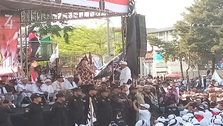 Felix Siauw Ceramah di Parade Ukhuwah, Ratusan Jamaah Kibarkan Bendera Tauhid