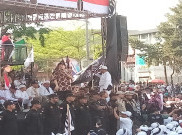 Felix Siauw Ceramah di Parade Ukhuwah, Ratusan Jamaah Kibarkan Bendera Tauhid