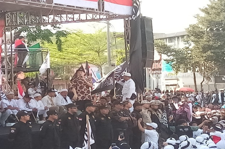 Felix Siauw Ceramah di Parade Ukhuwah, Ratusan Jamaah Kibarkan Bendera Tauhid