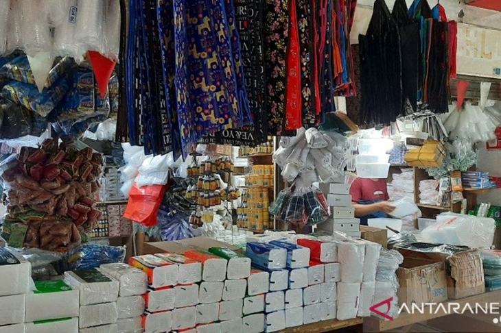Pedagang plastik di Pasar Tebet Timur, Jakarta Selatan menata barang dagangannya di hari pertama pemberlakuan larangan kantong plastik di DKI Jakarta, Rabu (1/7/2020) (ANTARA/Laily Rahmawaty)