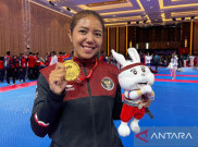 Manik Trisna Raih Emas Kedua, CdM Lexy  Kalungkan Medali Pakai Pakaian Adat Khas NTT