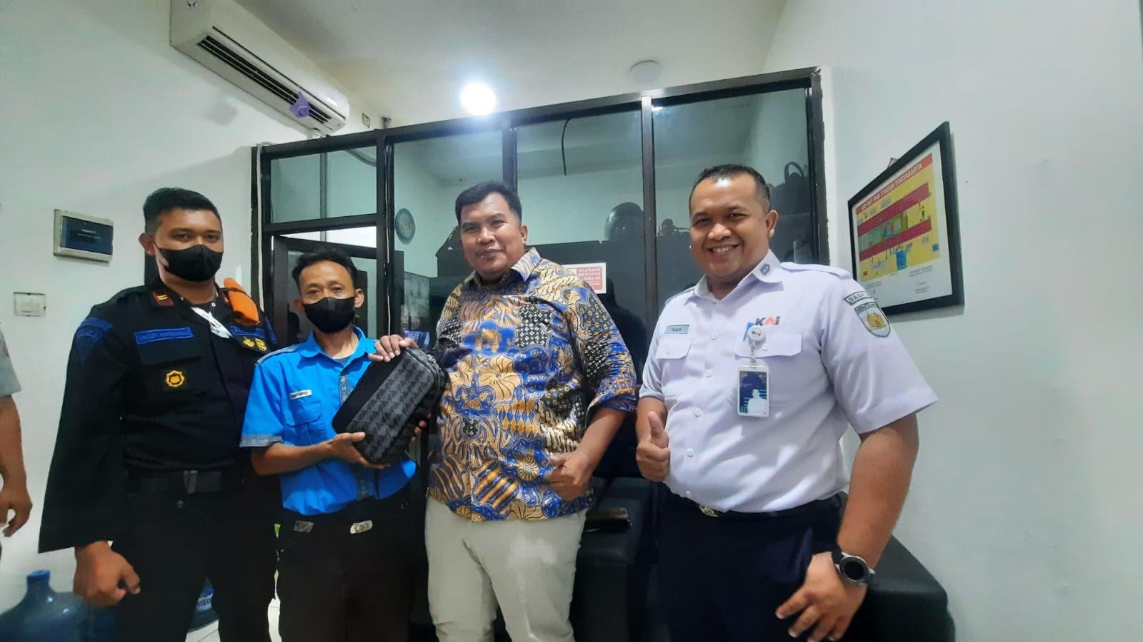 Cerita Kejujuran Petugas Kebersihan Stasiun Tugu Kembalikan Uang Rp 44 Juta