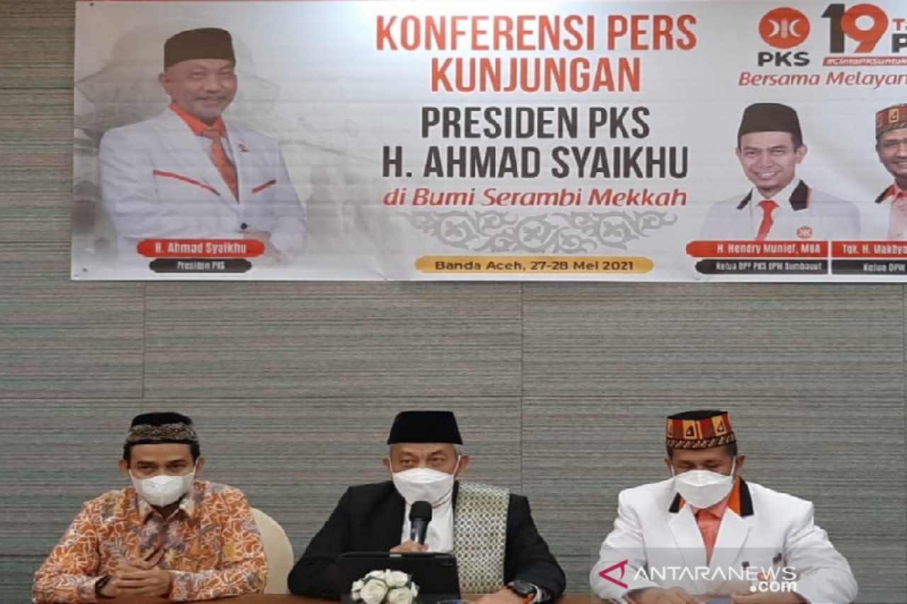 Presiden PKS Ahmad Syaikhu (tengah) didampingi Ketua DPW PKS Aceh Makhyaruddin Yusuf (kanan) dan Ketua DPP PKS DPW Sumbagut Hendry Munief (kiri) saat memberikan keterangan dalam konferensi pers, di Banda Aceh, Kamis malam (27/5/2021) (ANTARA/Rahmat Fajri)