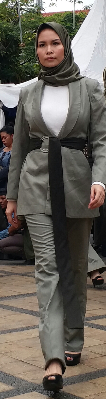 Blazer dan kerudung warna hijau tentara