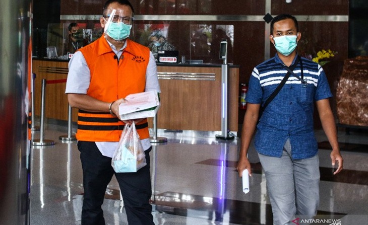 Mantan Menteri Kelautan dan Perikanan Edhy Prabowo berjalan menuju mobil tahanan usai menjalani pemeriksaan, di Gedung KPK, Jumat (22/1). ANTARA FOTO/Rivan Awal Lingga/hp.
