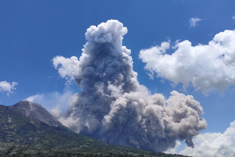 Gunung Merapi Erupsi, Jarak Bahaya 7 Kilometer