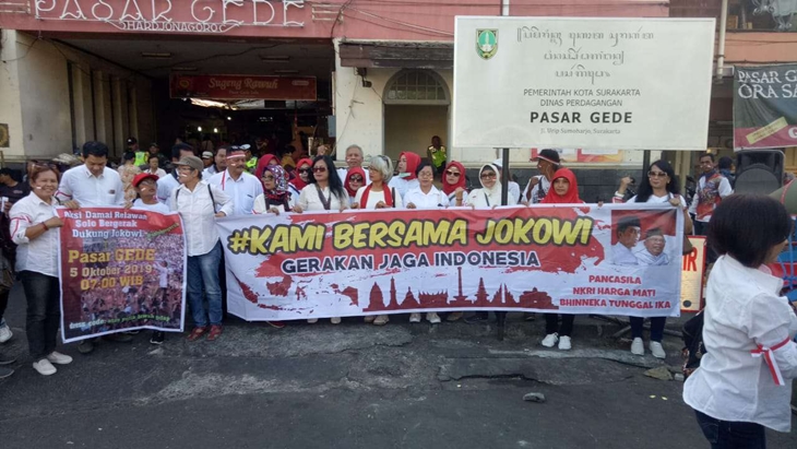 Relawan Solo Bergerak menggar aksi damai di depan Pasar Gede, Jalan Urip Sumoharjo, Solo, Jawa Tengah, Sabtu (5/10). (MP/Ismail)