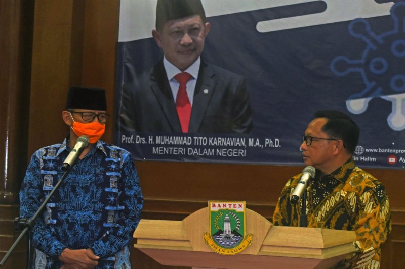 Menteri Dalam Negeri Tito Karnavian (kanan) berbicara dengan Gubernur Banten Wahidin Halim saat memimpin Rapat Kerja Penenanggulangan COVID-19, di Kantor Gubernur Banten di Serang, Kamis (19/3/2020). ANTARA FOTO/Asep Fathulrahman/hp. (ANTARA FOTO/ASEP FATHULRAHMAN)