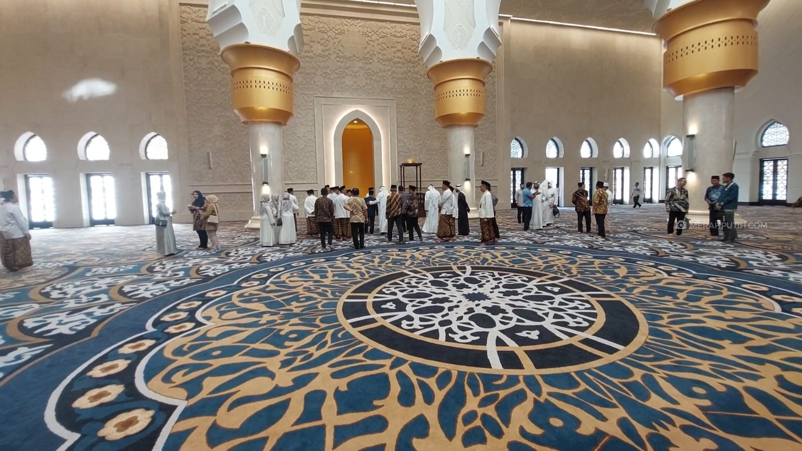 Gibran Ingatkan Masyarakat Tidak Berenang di Kolam Masjid Sheikh Zayed Solo