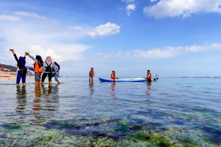 Wetsuit menjadi pakaian paling tepat untuk main air. (Foto unsplash/mahmudahsan)