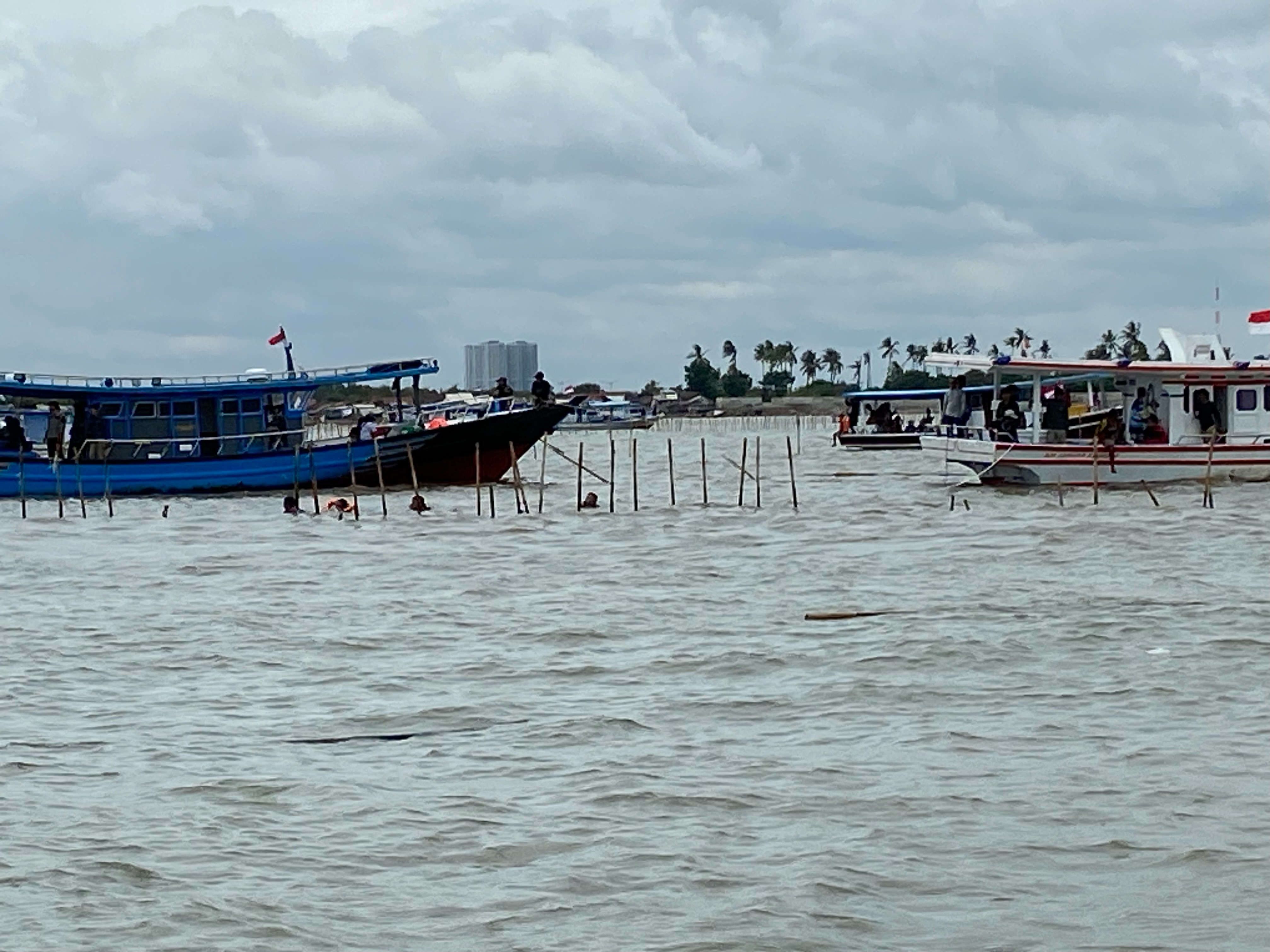 Cerita Warga Tanjung Pasir ‘Pergoki’ Orang yang Diduga Pasang Pagar Laut