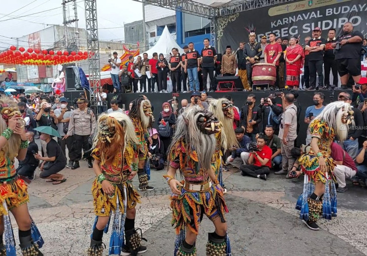 Warga Kecopetan saat Ikuti Grebeg Sudiro Solo, Gibran Minta Maaf
