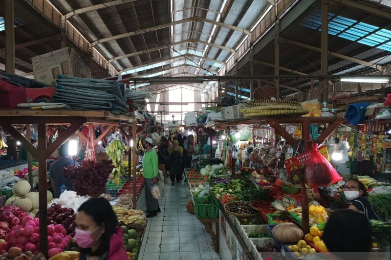 Suasana Pasar Gembrong sektor los pangan yang tetap buka tanpa menaati aturan ganjil genap kios yang dikeluarkan oleh Perumda Pasar Jaya, Kamis (18/6/2020). (ANTARA/Livia Kristianti)