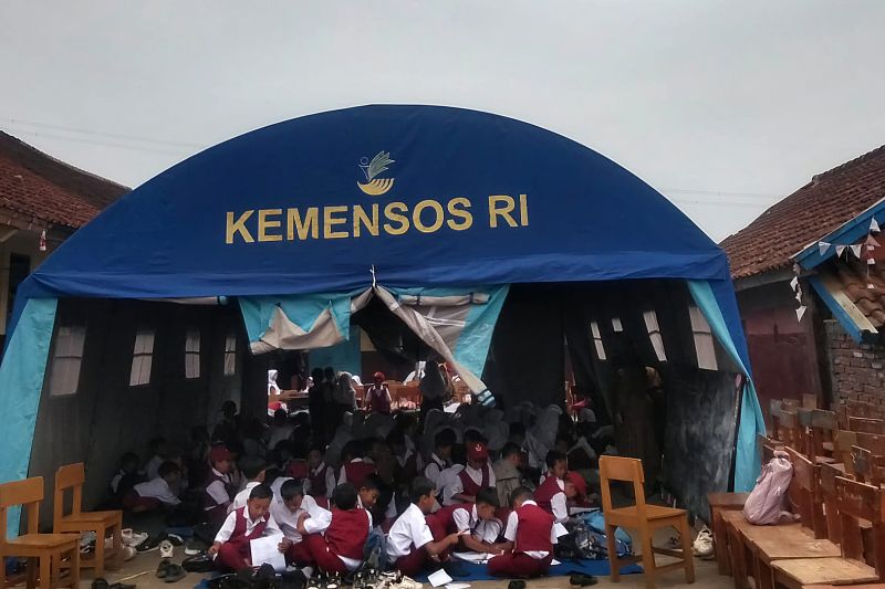 Kemensos Bangun 8 Titik Sekolah Darurat Bagi Korban Gempa di Bandung