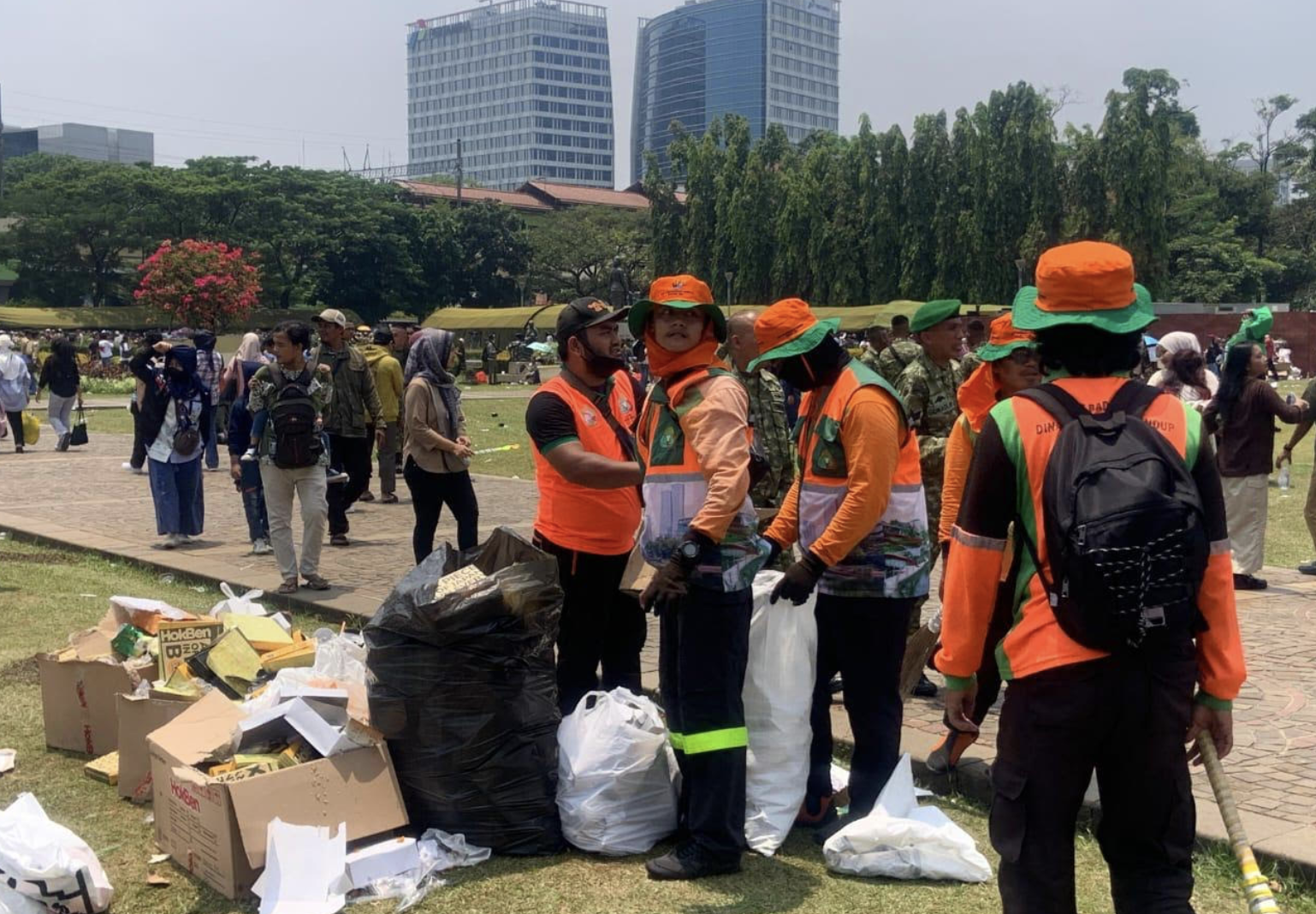 126,65 Ton Sampah Diangkut Usai Perayaan HUT ke-80 TNI di Monas