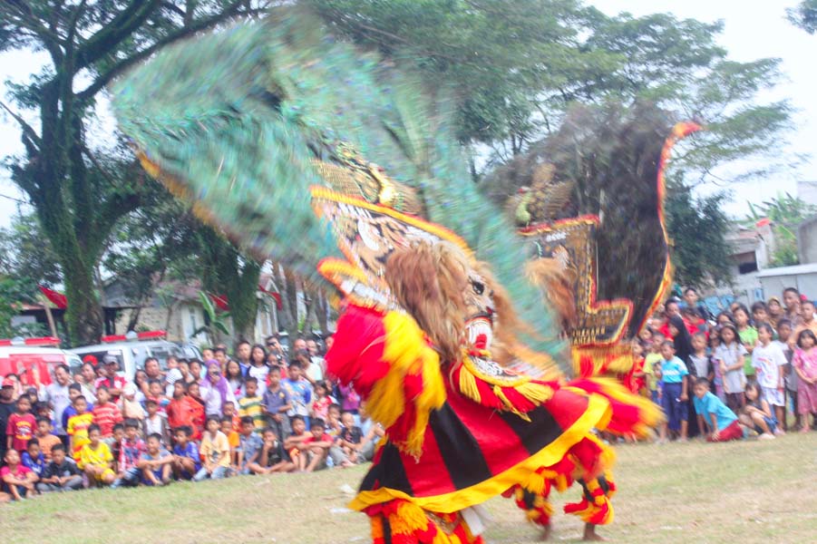 Tari dadak merak, yang melambangkan Singobarong pada seni Reog Ponorogo (MP/Widi Hatmoko)
