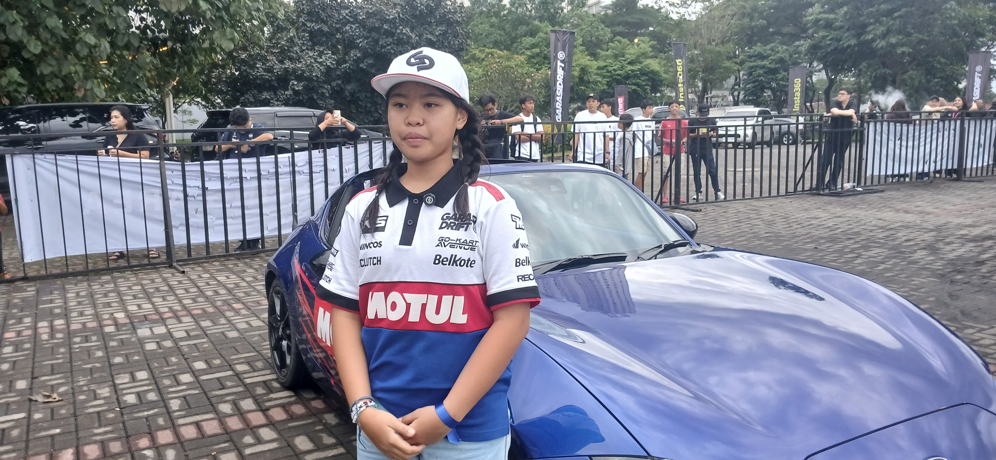 Azzalea Rumaissa jadi salah satu penonton yang diajak ngedrift bareng Ziko Harnadi