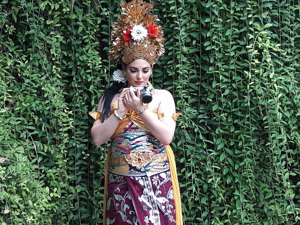 Terungkap, Siapa Perempuan Berbusana Adat Bali yang Disangka Putri Raja Salman