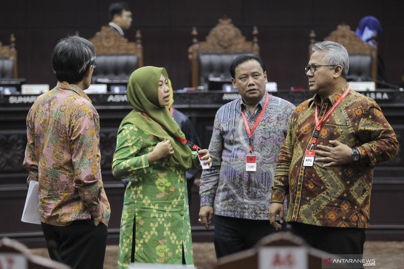 Ketua KPU Arief Budiman bersama para komisioner KPU di sidang MK