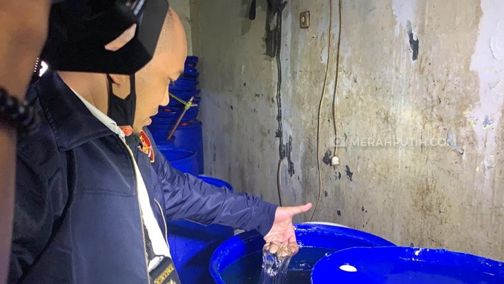Polisi menunjukkan produksi madu palsu asal Lebak, Banten. (Foto: MP/Kanugrahan)