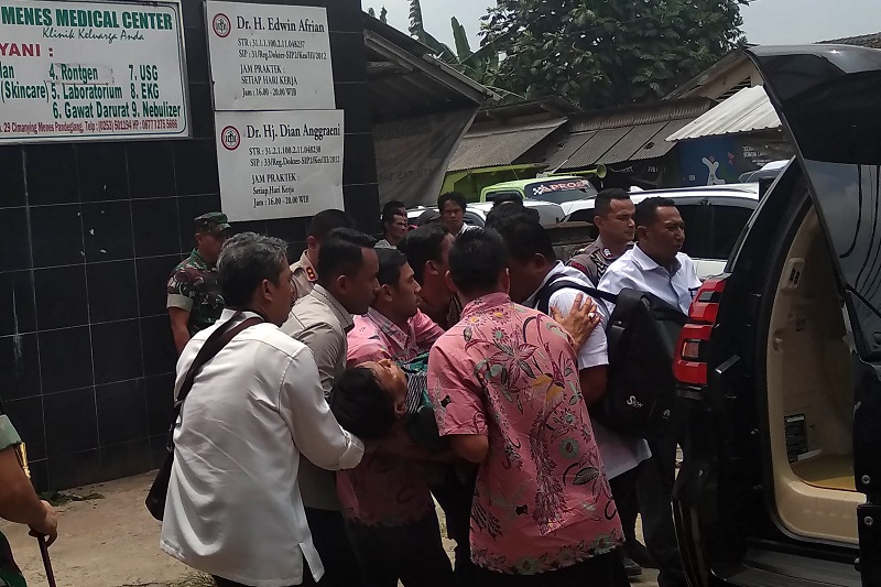 Menko Polhukam Wiranto digotong menuju ruang UGD Menes Medical Center (MMC) sesaat setelah diserang di Alun-alun Menes usai meresmikan ruang kuliah bersama Universitas Matlaul Anwar di Pandeglang, Ban