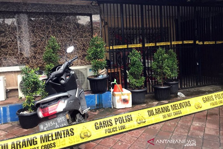 Kafe RM yang menjadi lokasi penembakan diberi garis polisi di Jalan Lingkar Luar Barat Cengkareng, Kamis (25/2/2021). ANTARA/Devi Nindy/am.