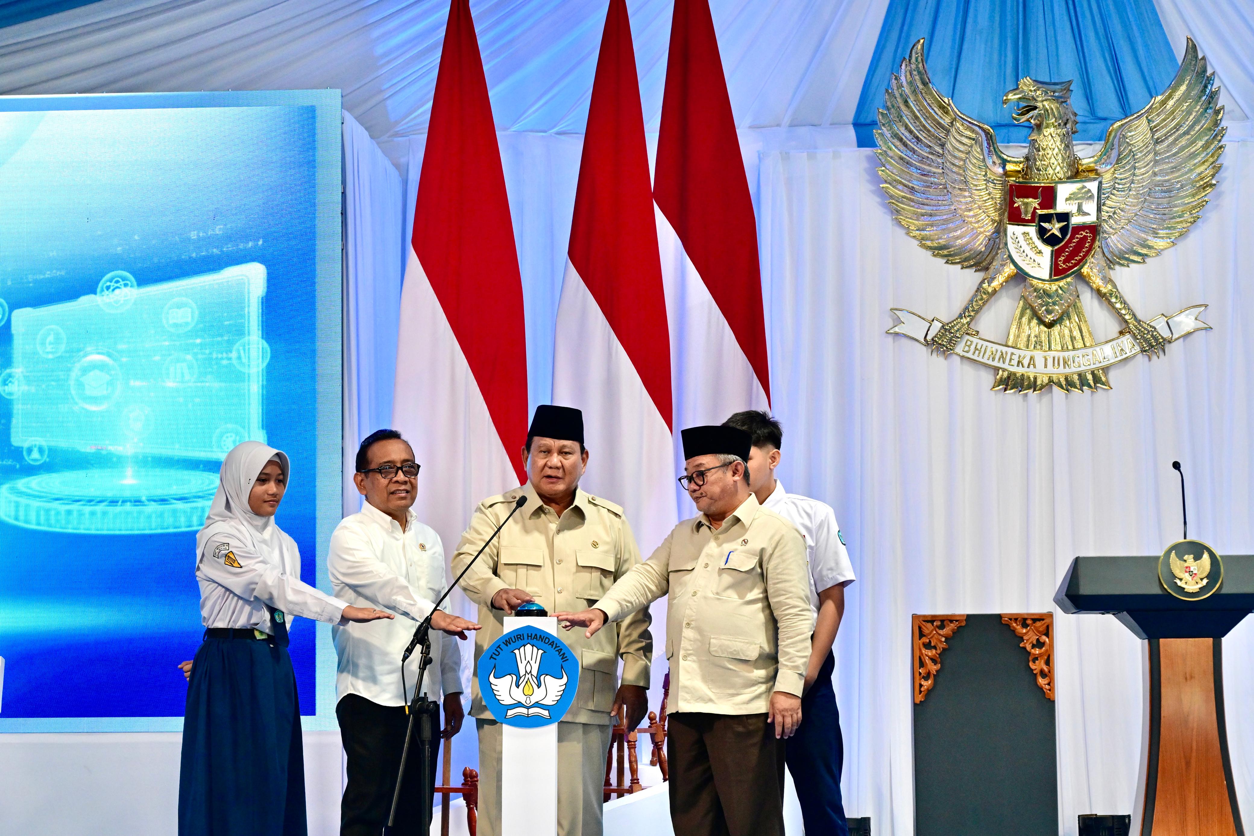 Momen Presiden Prabowo Subianto Luncurkan Program Digitalisasi Pembelajaran untuk Indonesia Cerdas